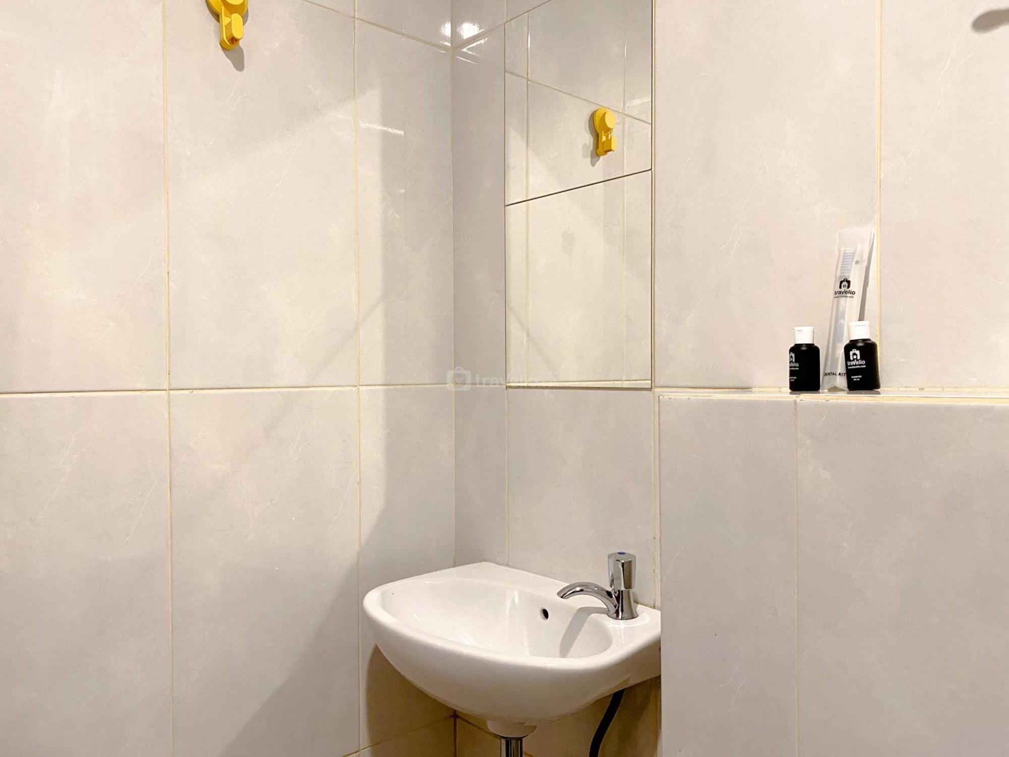 Minimalist 1br Without Living Grand Kamala Lagoon By Travelio Apartemen