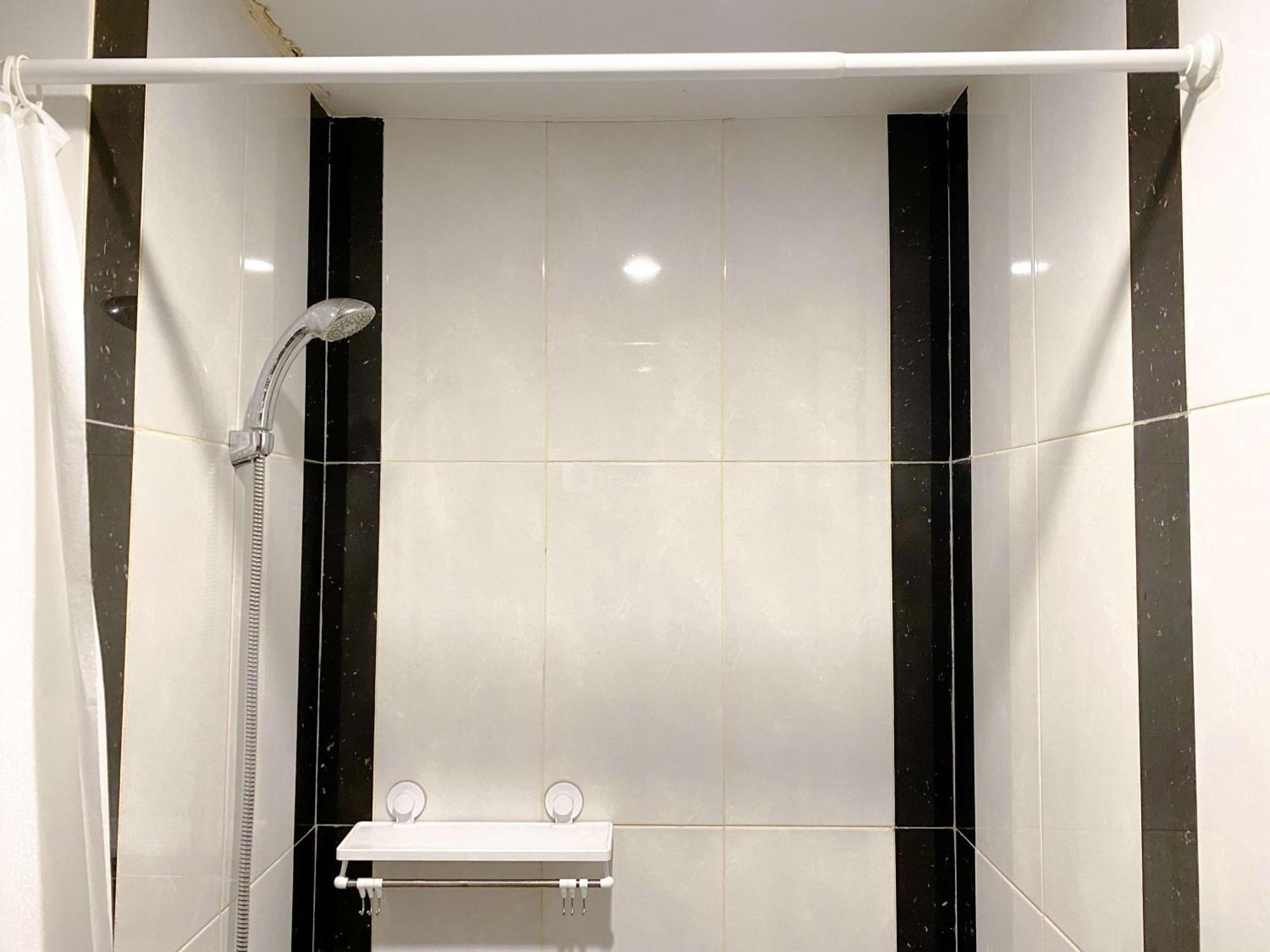 Minimalist 1br Without Living Grand Kamala Lagoon By Travelio Apartemen